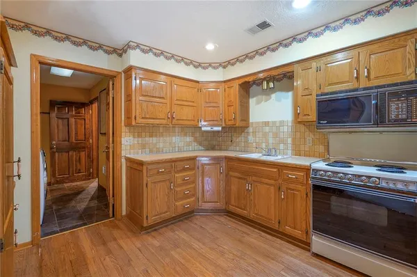 $750,000 | 4417 West 130th Street, Leawood, KS 66209