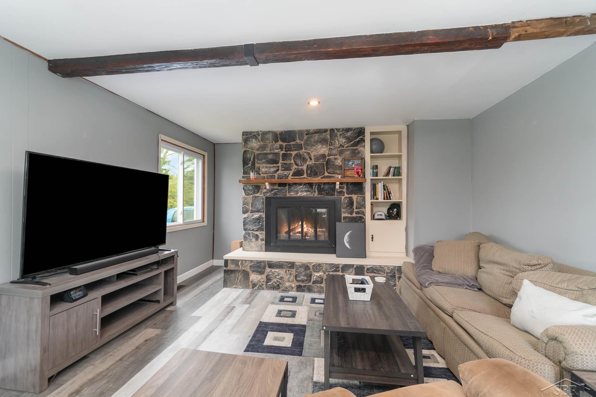 1060 Pine Road Bay City, MI 48706 - Photo 4 of 25 Living Room