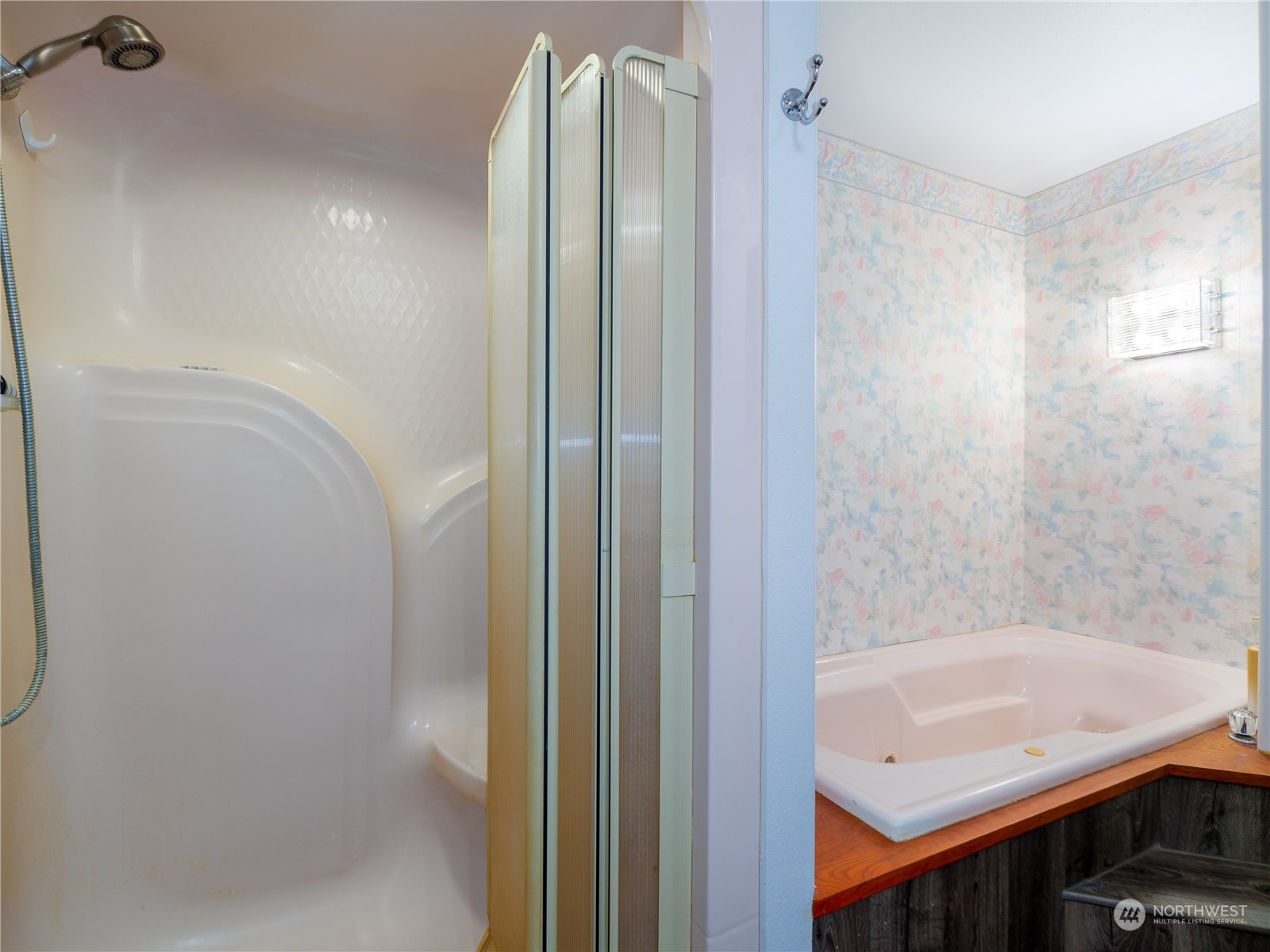 133 Ridgeview Road Chehalis, WA 98532 - Photo 14 of 32 a bathroom with a tub and shower