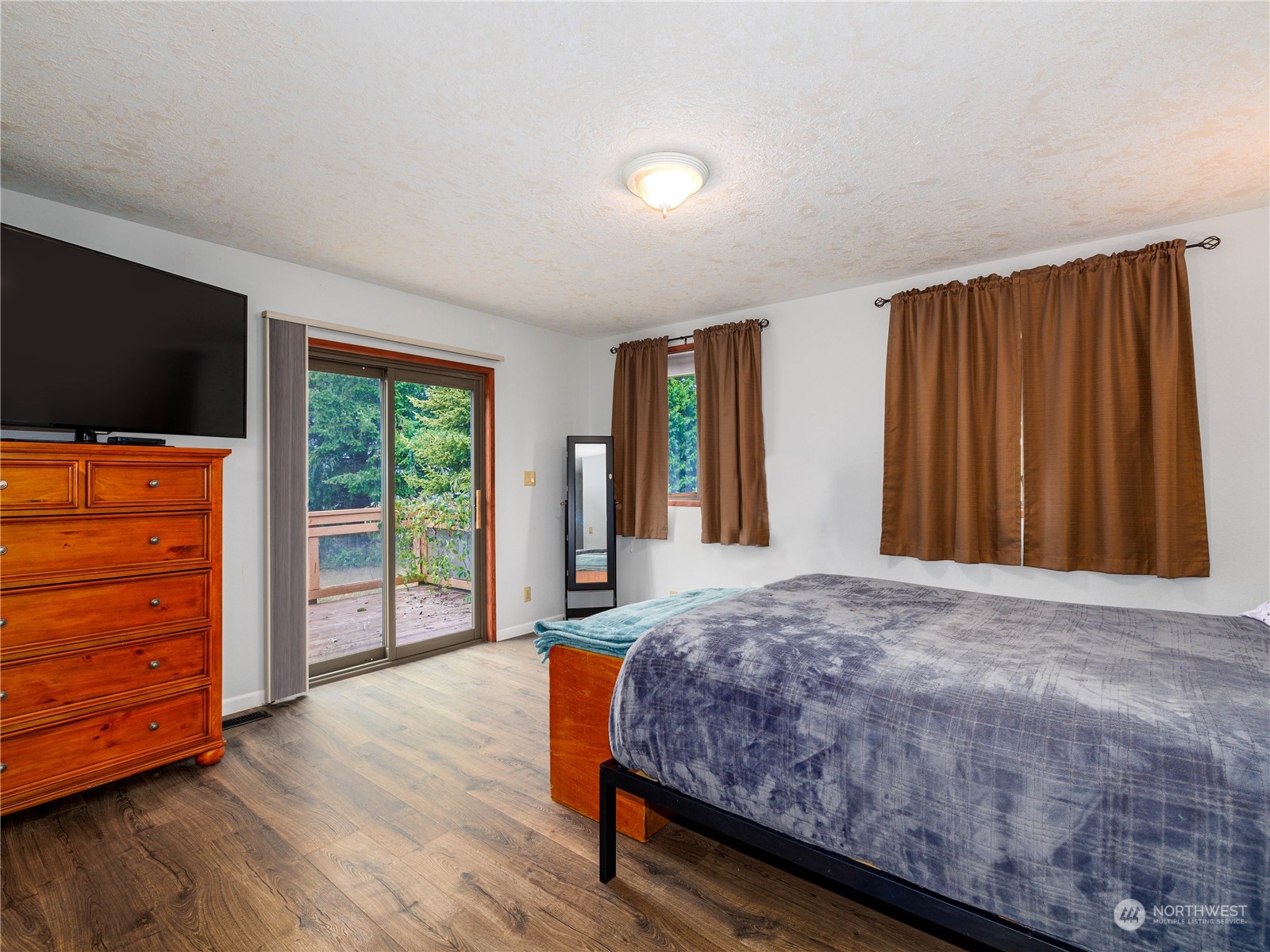 133 Ridgeview Road Chehalis, WA 98532 - Photo 17 of 32 a bedroom with a bed and wooden floor