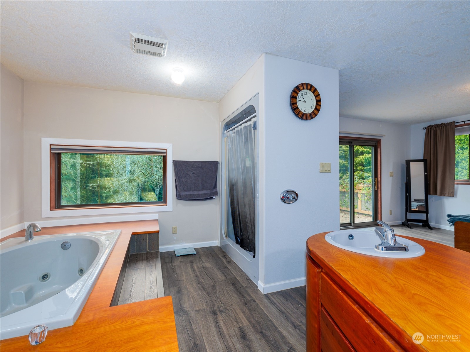 133 Ridgeview Road Chehalis, WA 98532 - Photo 18 of 32 a bathroom with a tub sink and mirror