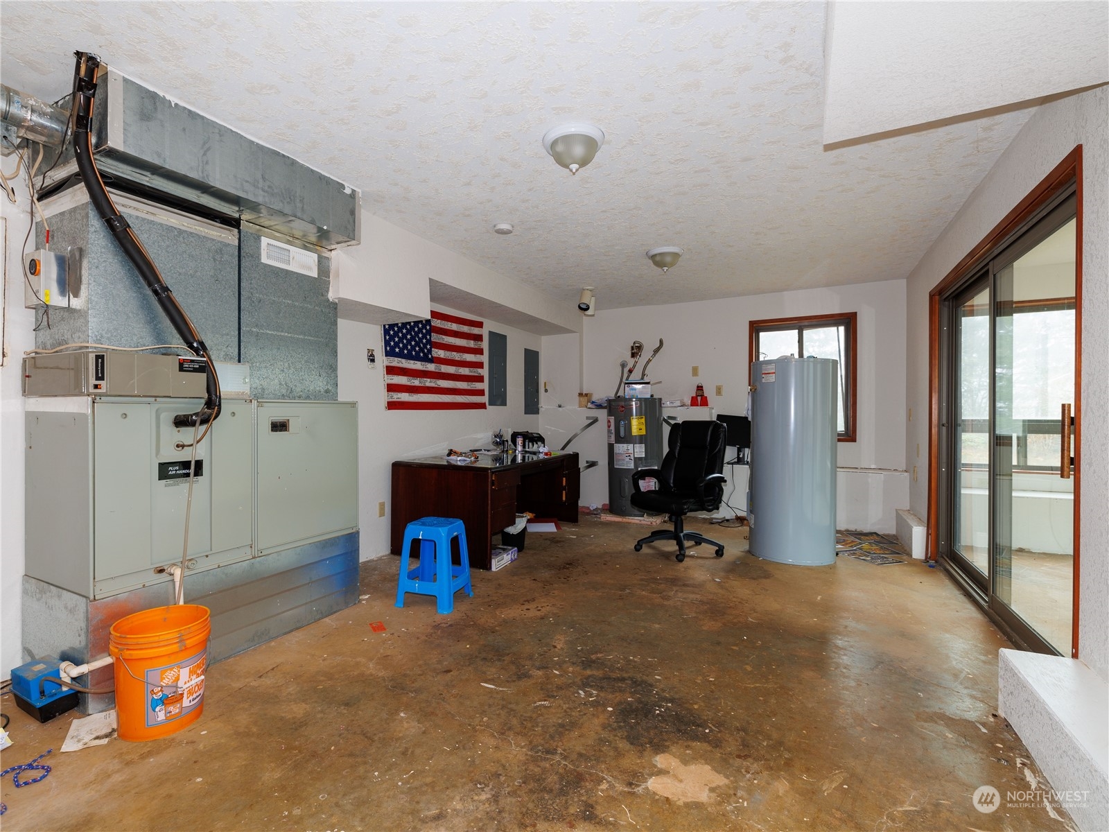 133 Ridgeview Road Chehalis, WA 98532 - Photo 19 of 32 a view of game room with window and refrigerator