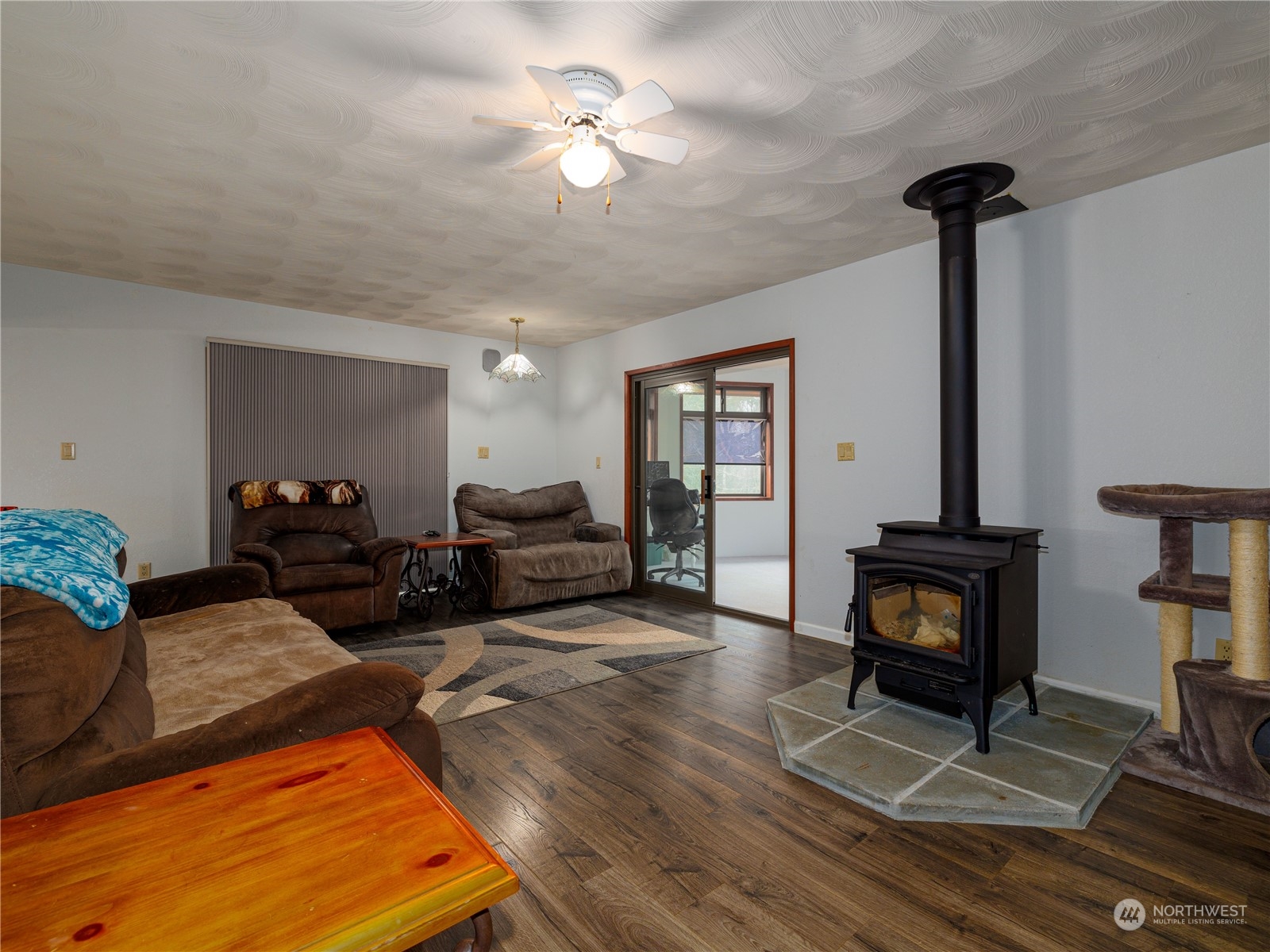 133 Ridgeview Road Chehalis, WA 98532 - Photo 8 of 32 a living room with furniture and wooden floor