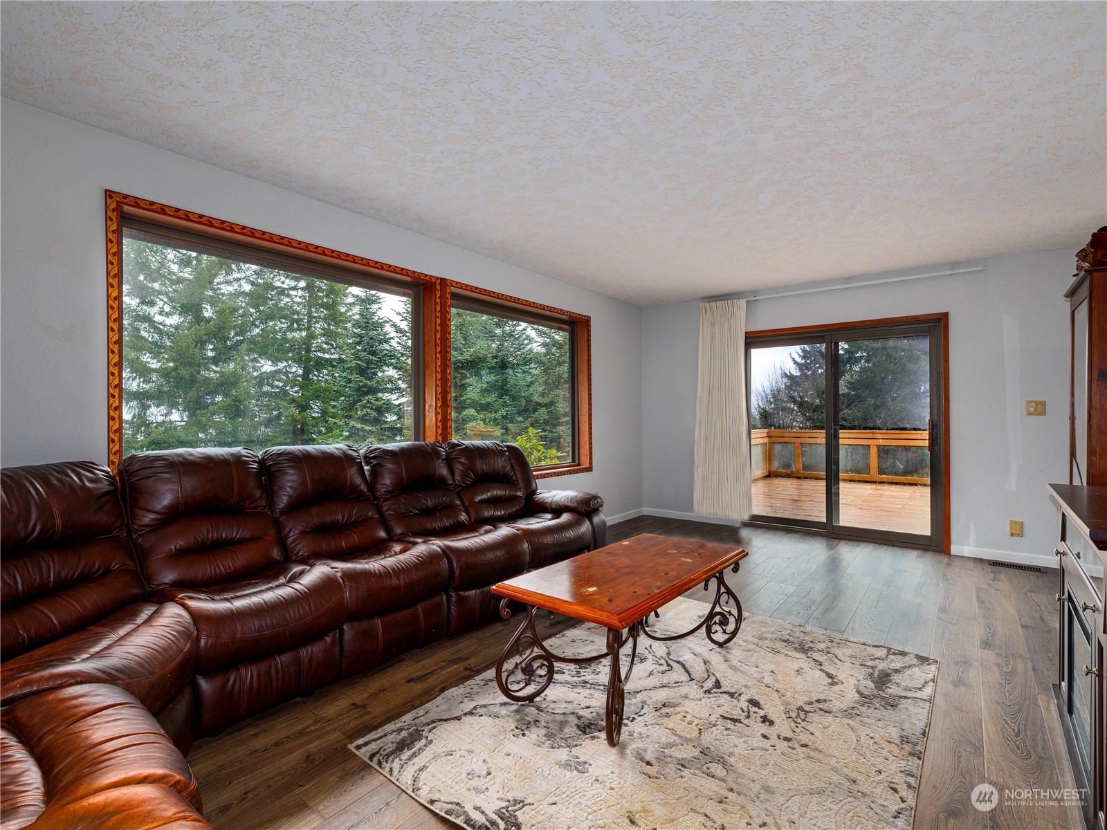 133 Ridgeview Road Chehalis, WA 98532 - Photo 10 of 32 a living room with furniture and a large window