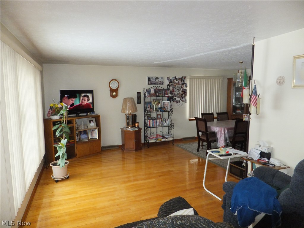 8605 Biddulph Road Brooklyn, OH 44144 - Photo 2 of 24
