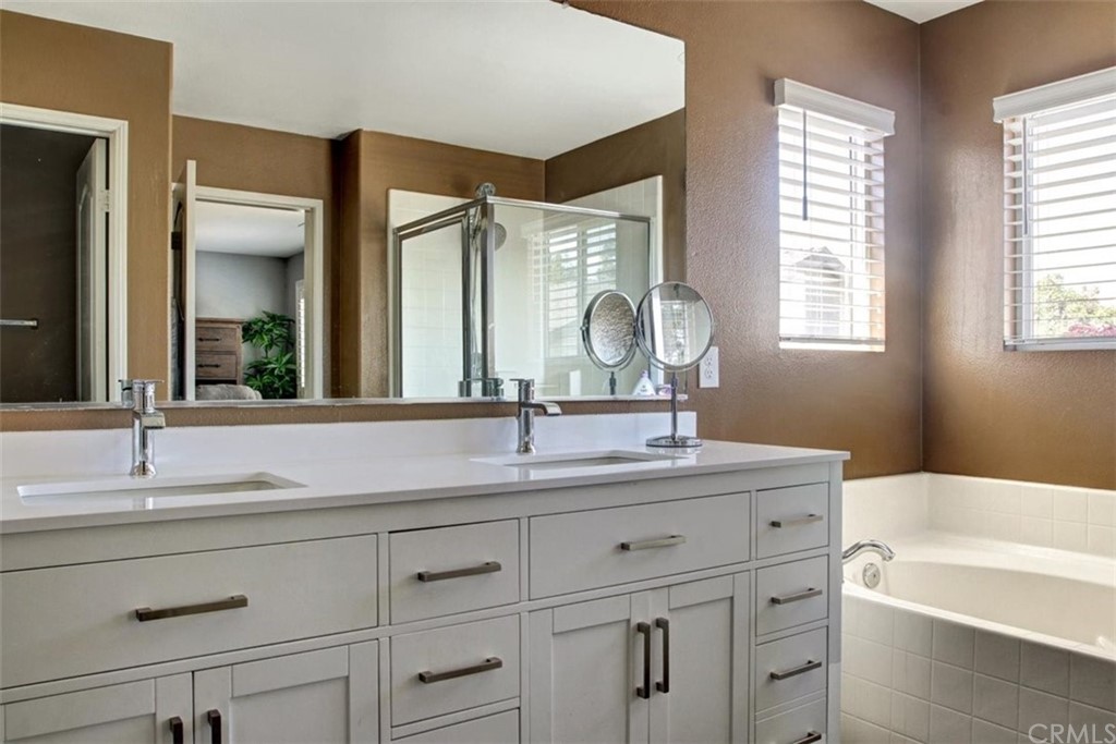 973 Thicket Drive Carson, CA 90746 - Photo 25 of 32 a bathroom with a tub a sink and mirror