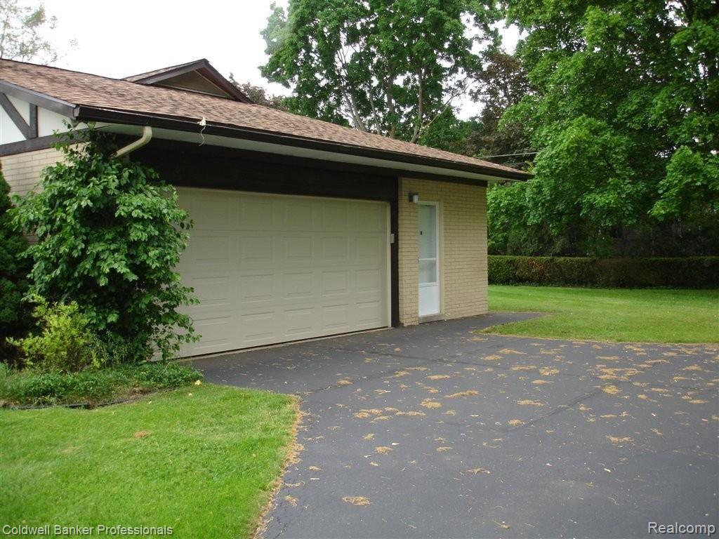 6721 Inkster Road Bloomfield Hills, MI 48301 - Photo 3 of 24 Side Entry Garage