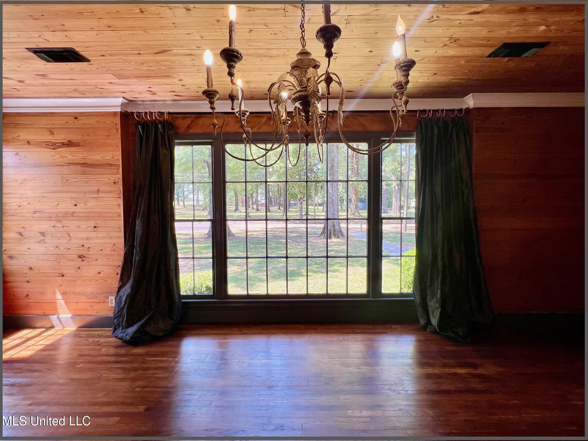 202 Bates Street Batesville, MS 38606 - Photo 12 of 92 202 BATES - DINE-LIV - 2 - PICTURE WINDO