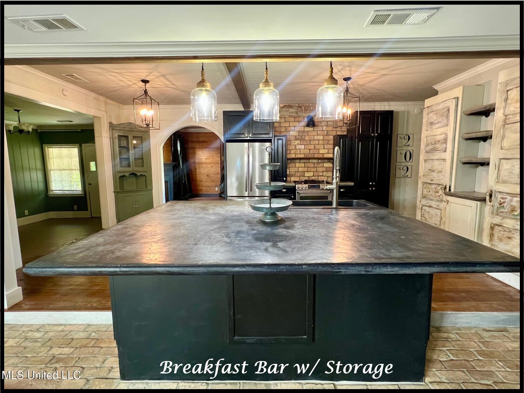 202 Bates Street Batesville, MS 38606 - Photo 14 of 92 202 BATES - BREAKFAST BAR 2