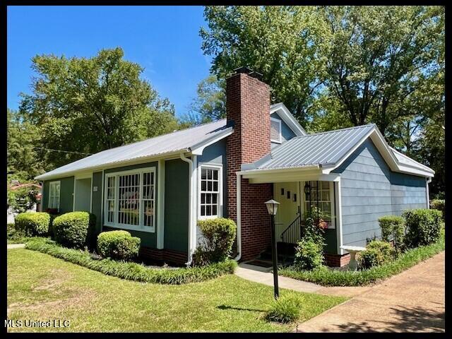 202 Bates Street Batesville, MS 38606 - Photo 3 of 92 202 BATES - EXTERIOR - RIGHT SIDE