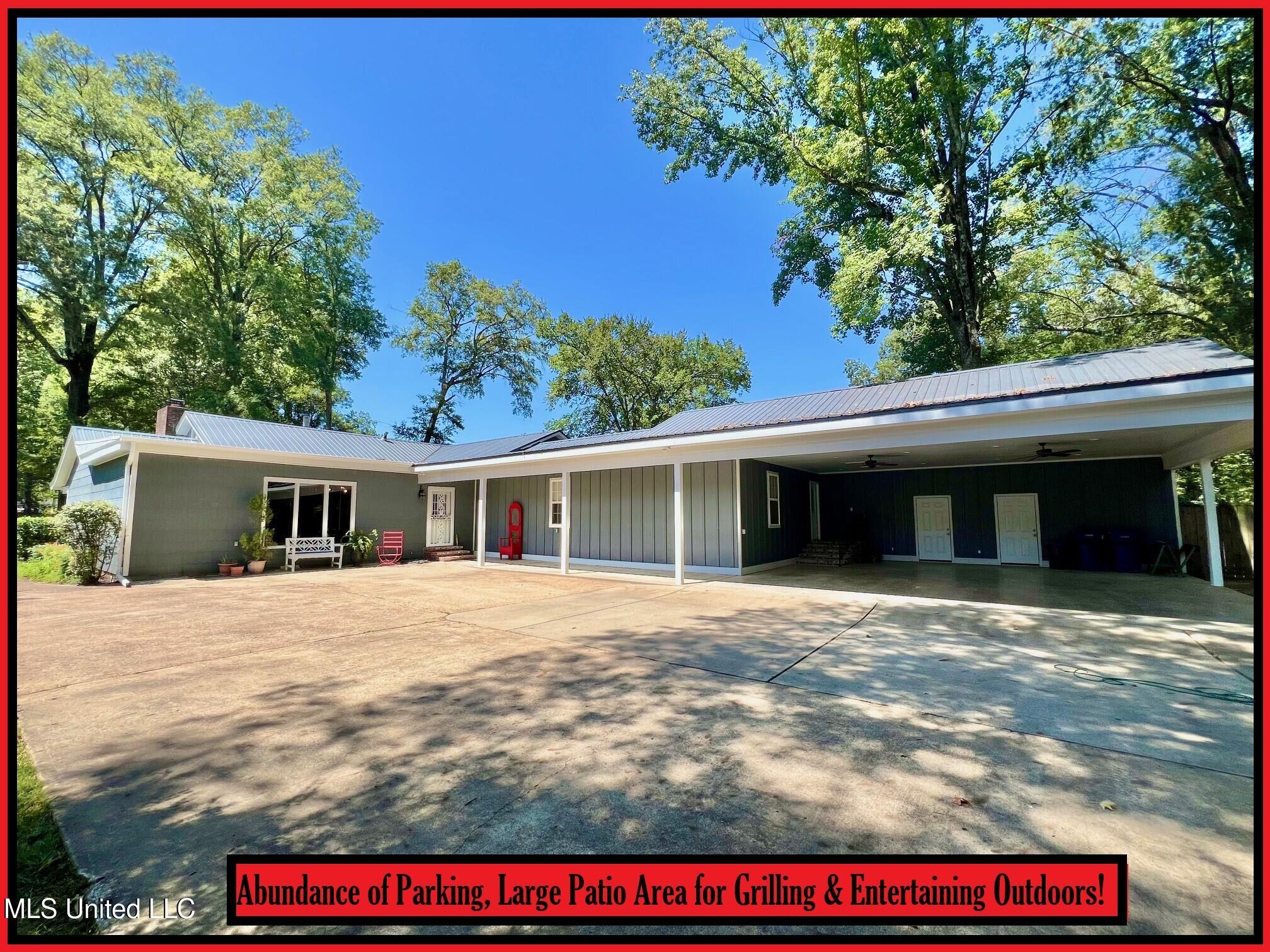 202 Bates Street Batesville, MS 38606 - Photo 4 of 92 202 BATES - PATIO - PARKING