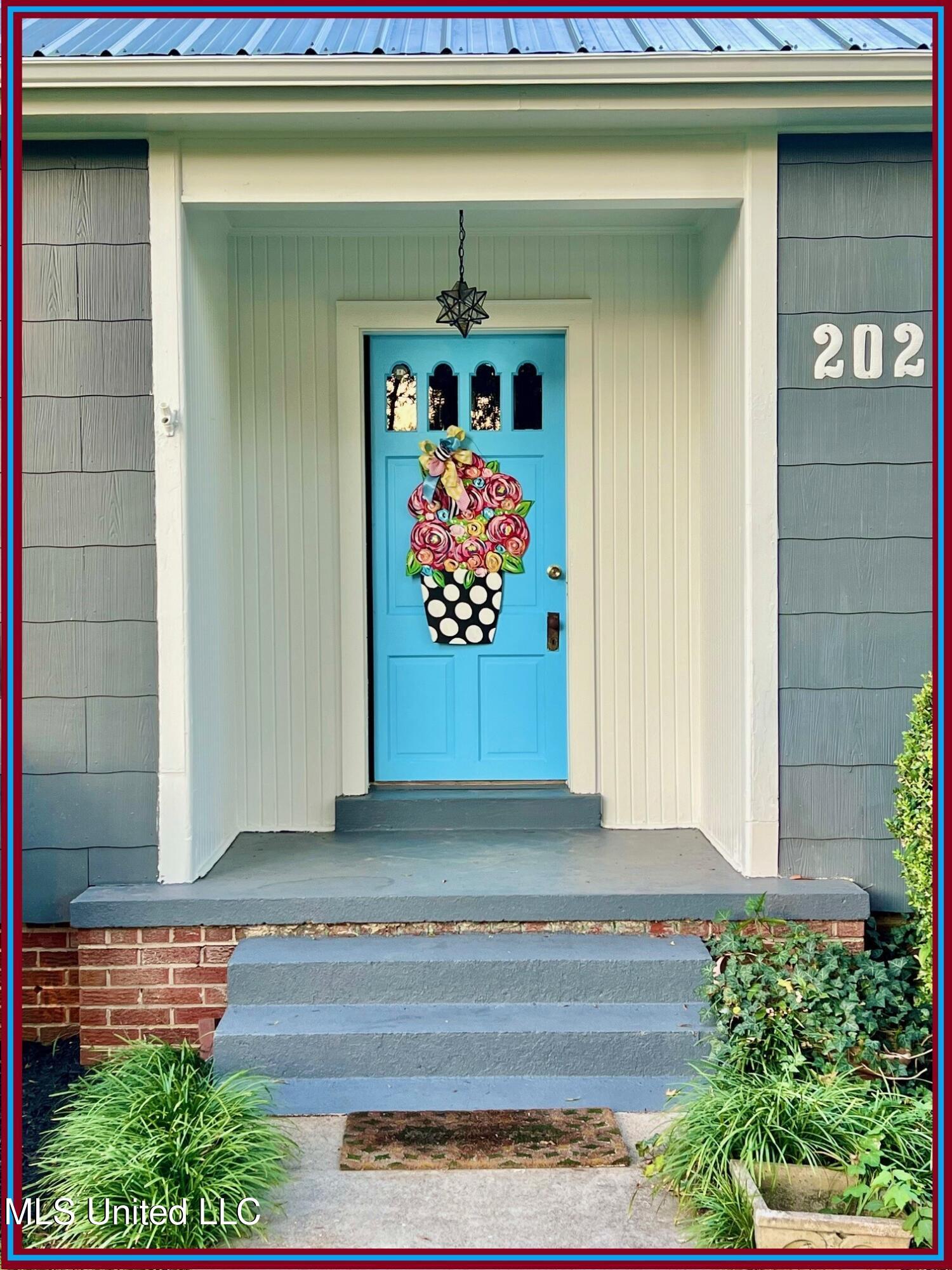 202 Bates Street Batesville, MS 38606 - Photo 5 of 92 202 BATES - FRONT DOOR A