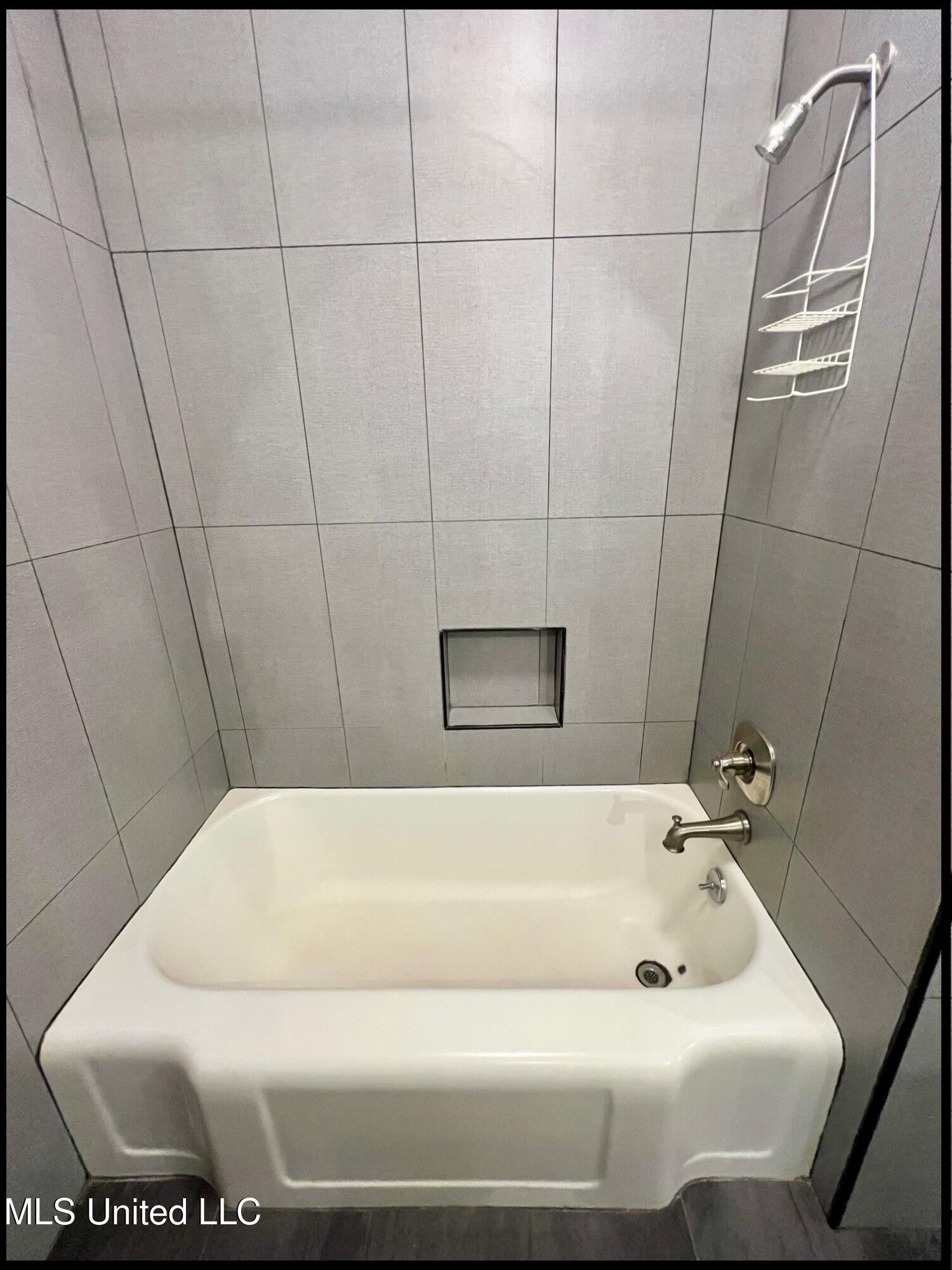 202 Bates Street Batesville, MS 38606 - Photo 59 of 92 202 BATES - GUEST BATH 3 - TUB