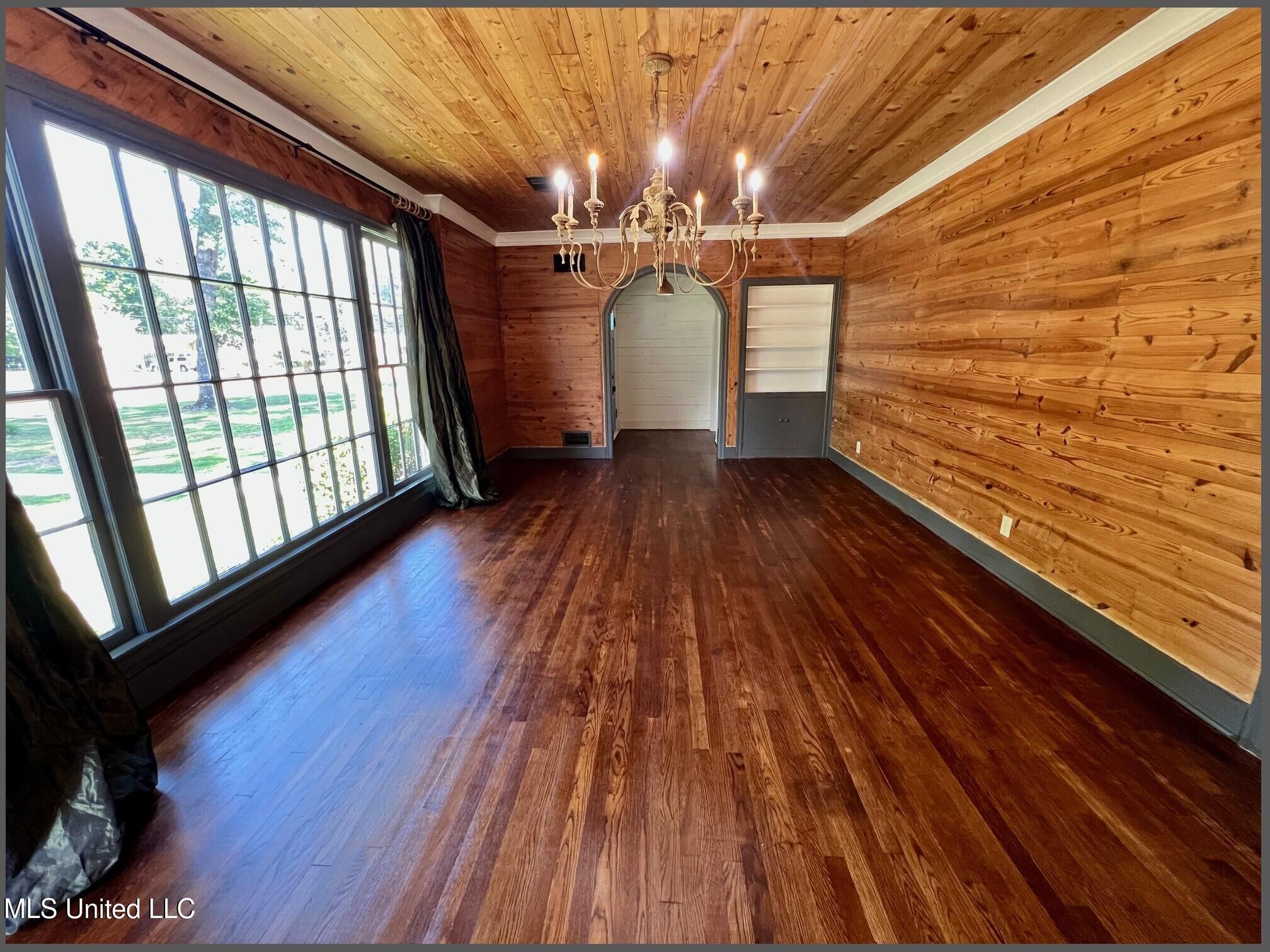 202 Bates Street Batesville, MS 38606 - Photo 8 of 92 202 BATES - DINE-LIV - VIEW OF FOYER