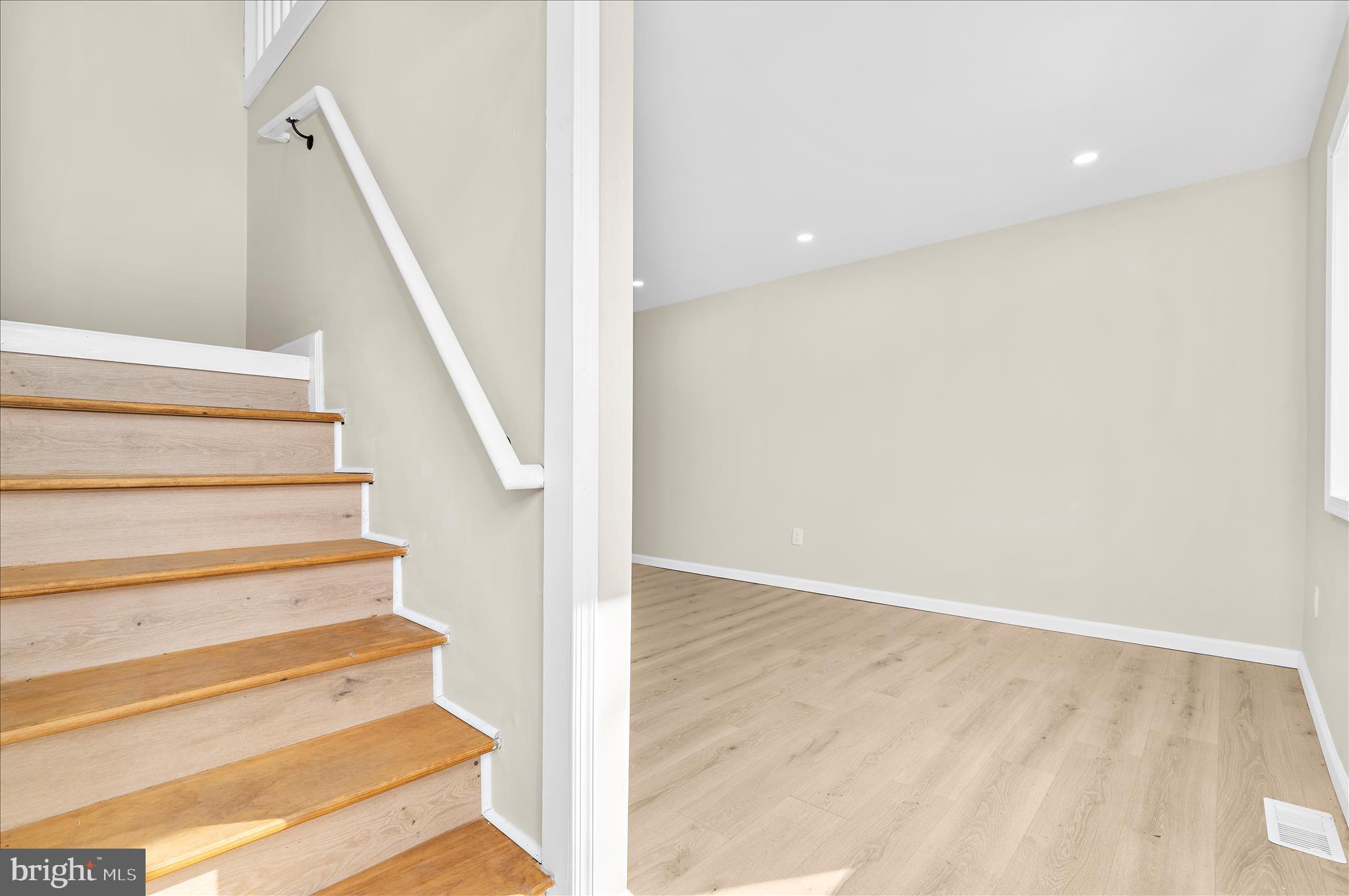 814 Jack Street Baltimore, MD 21225 - Photo 4 of 33