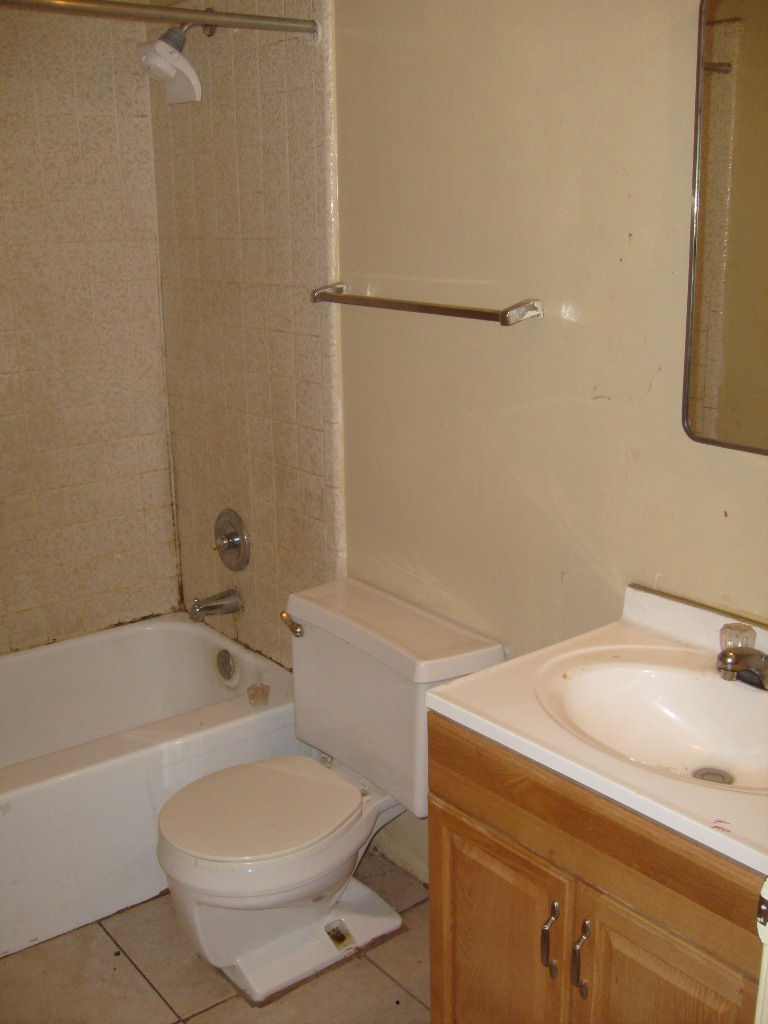 5321 West Thomas Road Phoenix, AZ 85031 - Photo 8 of 9 Bathrrom 2