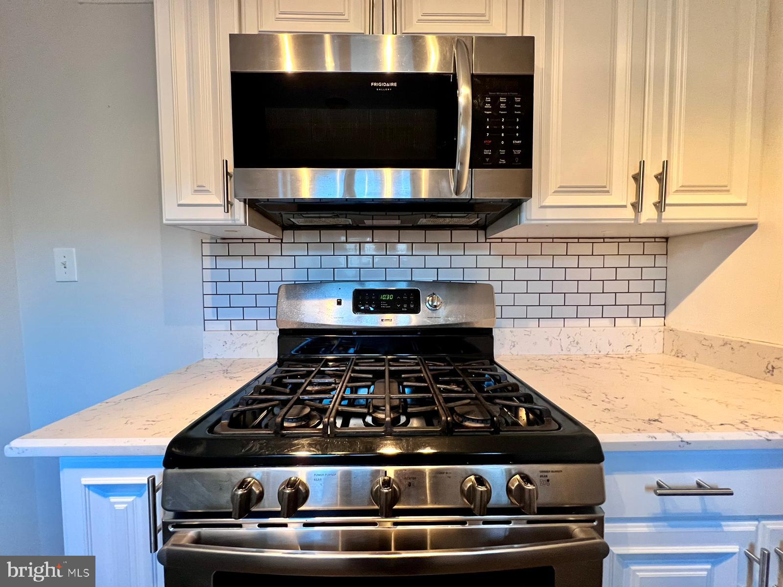 5332 Pooks Hill Road, Unit 304 Bethesda, MD 20814 - Photo 4 of 21 Gas stove