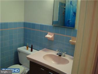 5758 Nassau Road Philadelphia, PA 19131 - Photo 9 of 12 Bathroom