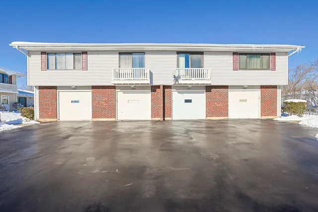 $274,900 | 1304 Yarmouth Court, Unit 1304, Schaumburg, IL 60193