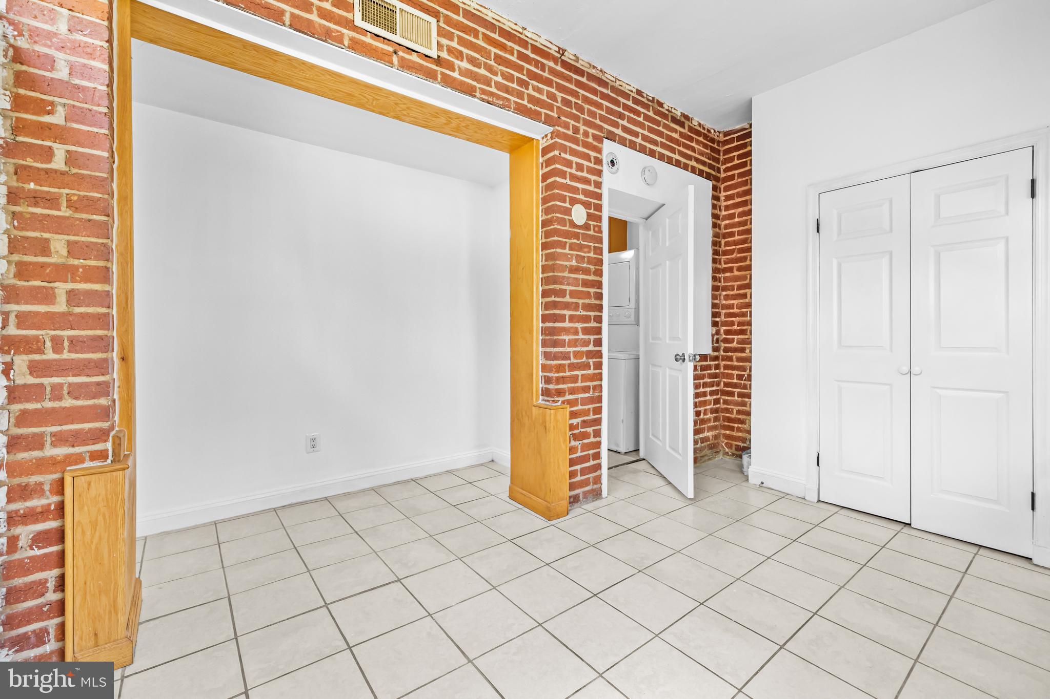 1508 V Street Southeast Washington, DC 20020 - Photo 8 of 41 an empty room with windows