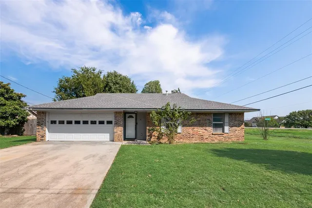 $305,000 | 2 Finley Circle, Krum, TX 76249