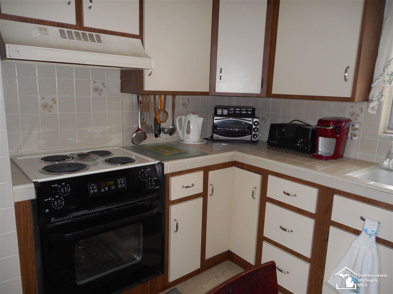 26855 Pennsylvania Road Romulus, MI 48174 - Photo 14 of 35