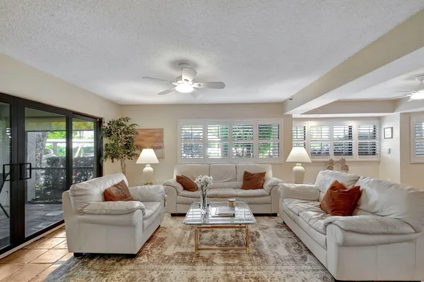 $4,000 | 318 Oak Harbour Drive, Unit 318, Juno Beach, FL 33408