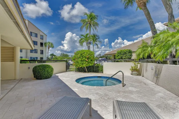 $4,000 | 318 Oak Harbour Drive, Unit 318, Juno Beach, FL 33408