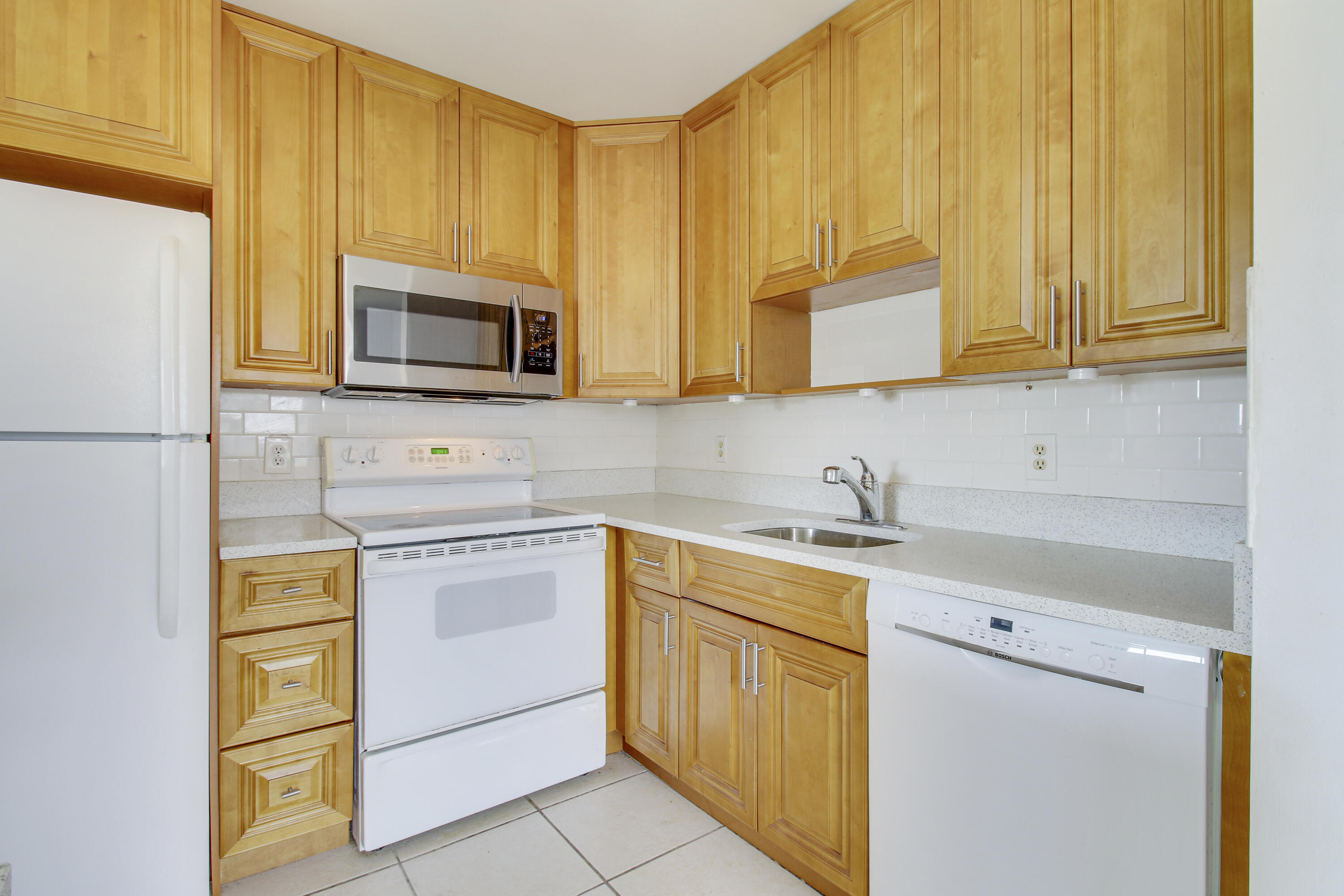 175 Valencia H Delray Beach, FL 33446 - Photo 6 of 19 House-6