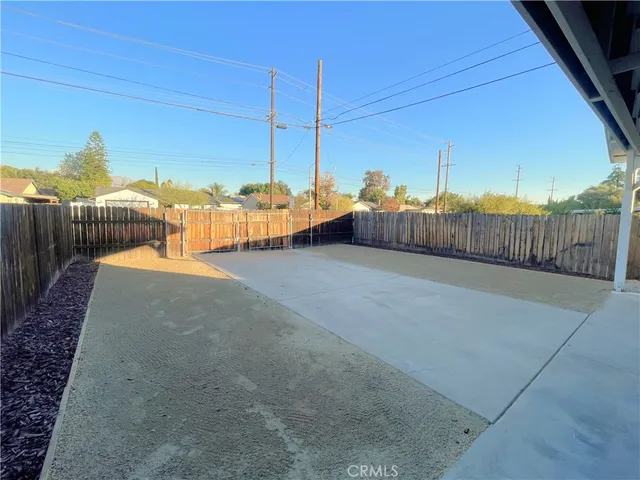 a view of a backyard