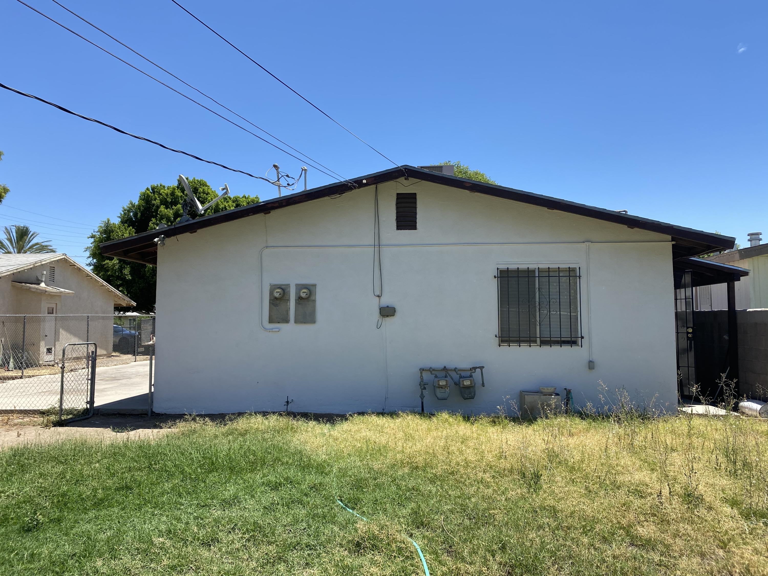 325 South Spring Street Blythe, CA 92225 - Photo 3 of 10 a backyard of a house