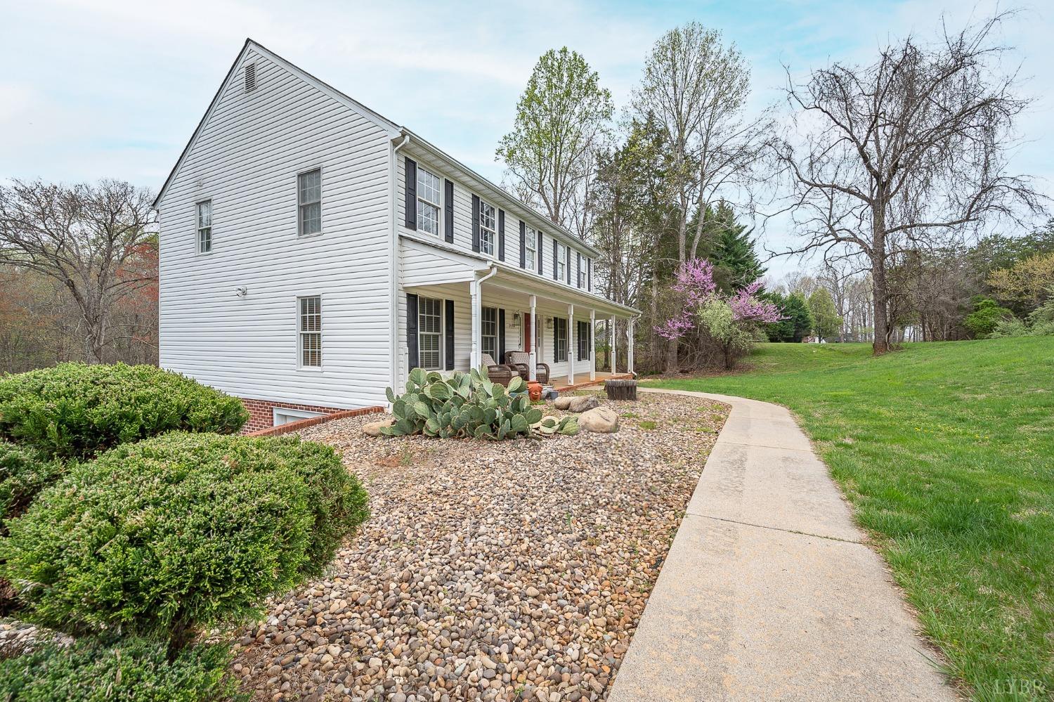 1498 Hooper Road Forest, VA 24551 - Photo 4 of 48 a front view of a house with a yard