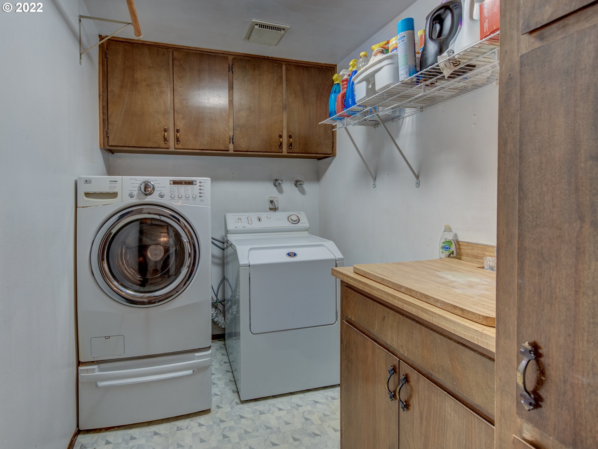 87125 Cedar Flat Road Springfield, OR 97478 - Photo 9 of 32 a utility room with dryer and washer