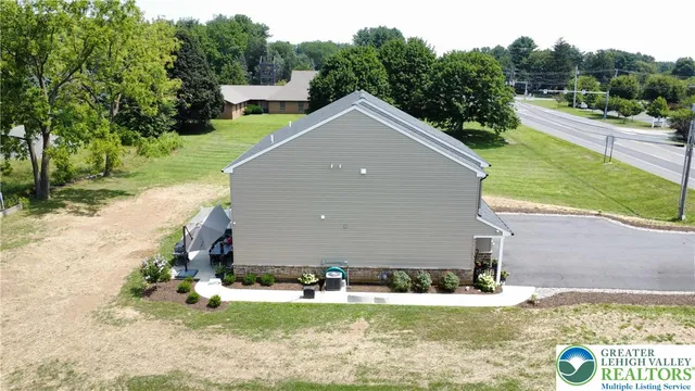 a view of a house with yard