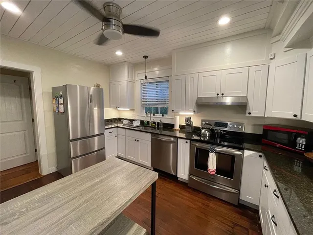 $3,200 | 5 Elliot Place, Unit 1, Newport, RI 02840