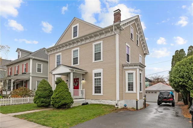 $3,200 | 5 Elliot Place, Unit 1, Newport, RI 02840
