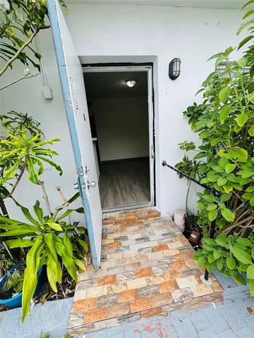 $2,500 | 2900 West Flagler Street, Unit 11, Miami, FL 33135