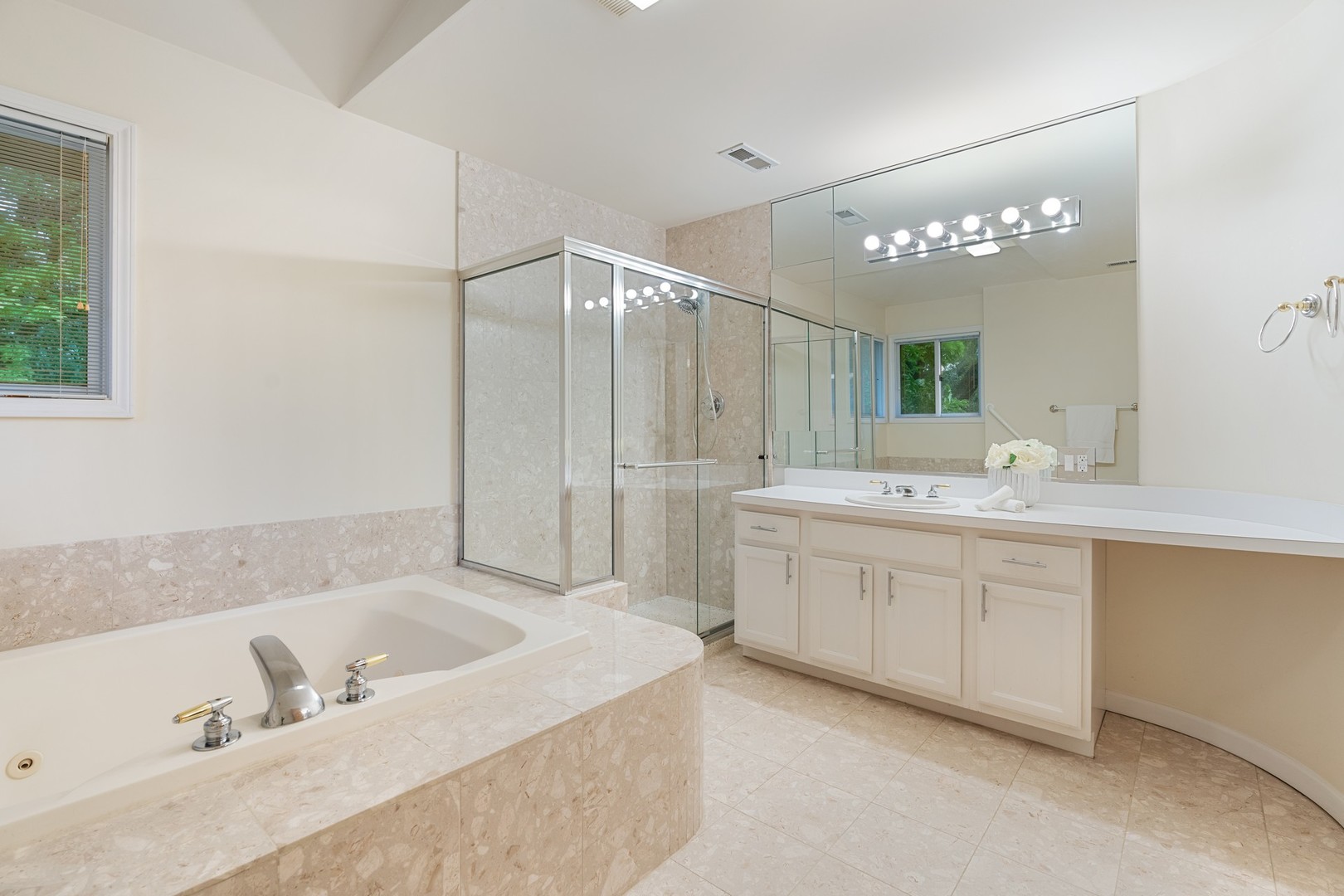 336 Beverly Drive Wilmette, IL 60091 - Photo 17 of 34 a bathroom with a granite countertop sink mirror and bathtub