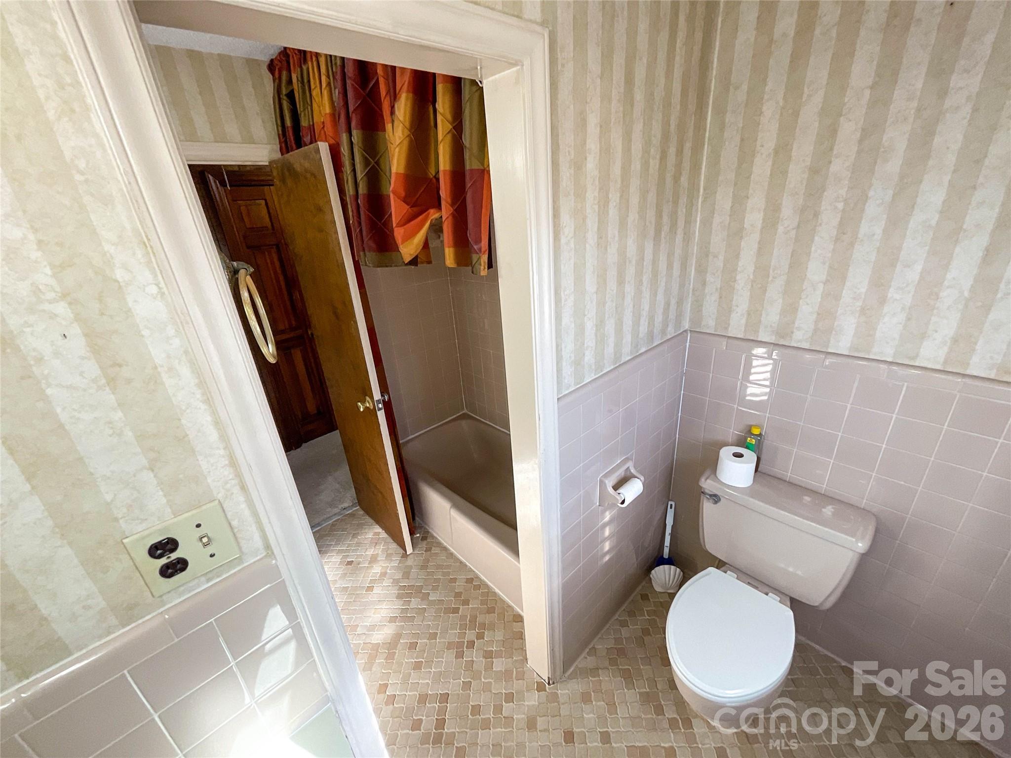 13909 Idlewild Road Matthews, NC 28105 - Photo 29 of 48 a bathroom with a toilet and a shower