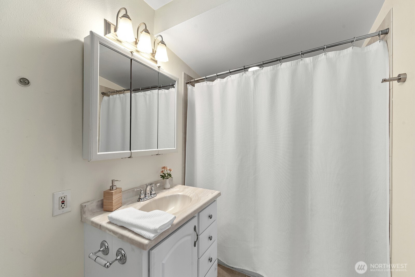 1516 Northeast 96th Street Seattle, WA 98115 - Photo 13 of 36