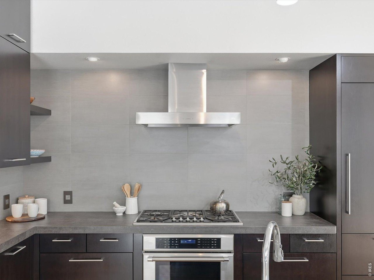 2336 Spruce Street, Unit E Boulder, CO 80302 - Photo 14 of 48 Home includes an existing Thermador gas range installed prior to Boulder's electrification regulations, offering the benefit of gas cooking that is no longer permitted in many newer homes.