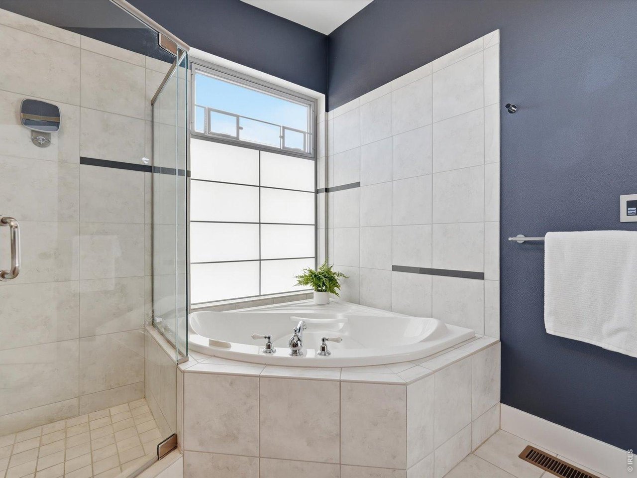 2336 Spruce Street, Unit E Boulder, CO 80302 - Photo 31 of 48 a bathroom with bathtub and window