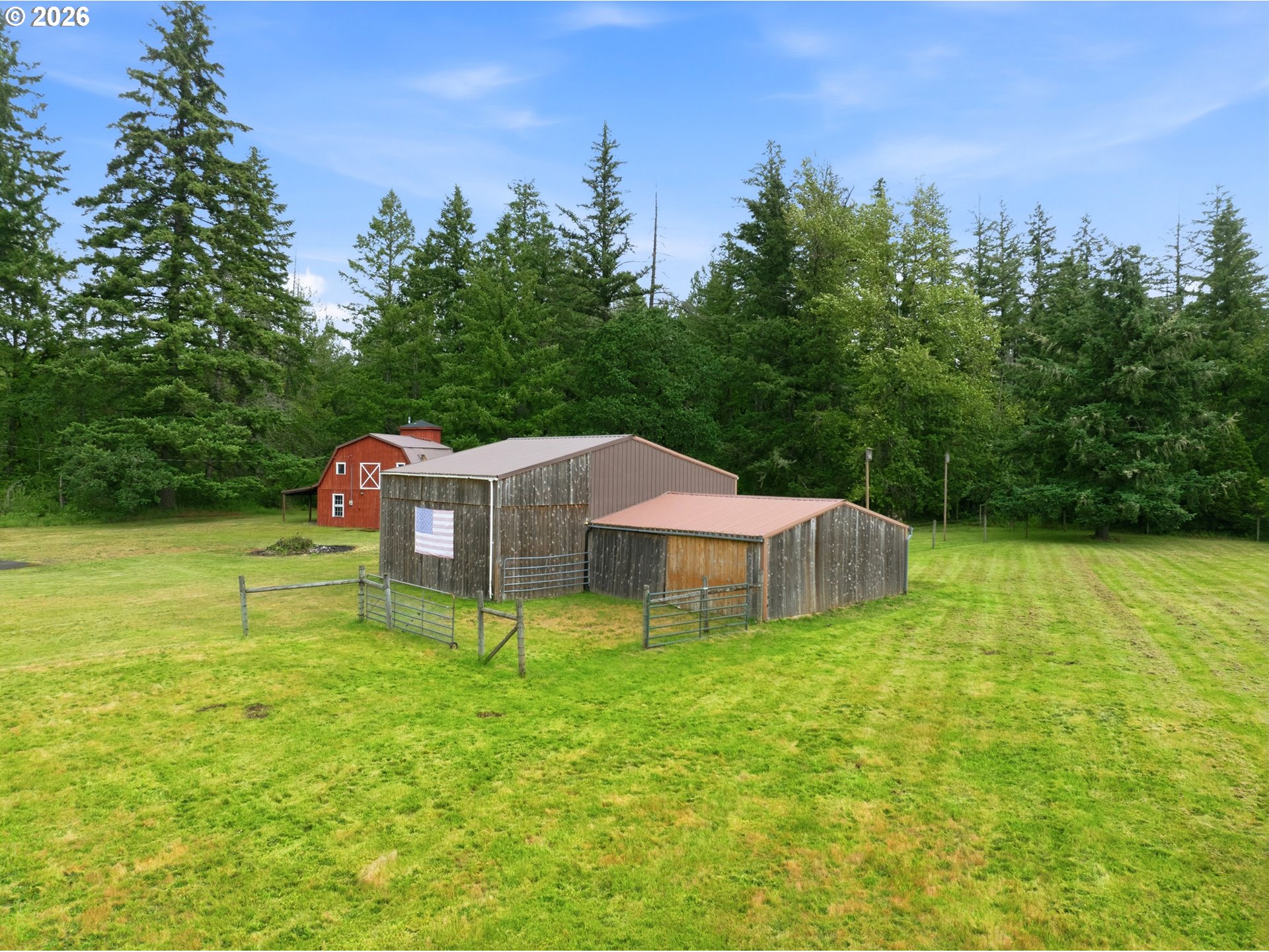 29870 South Dhooghe Road Colton, OR 97017 - Photo 45 of 48 a backyard of a house with table and chairs
