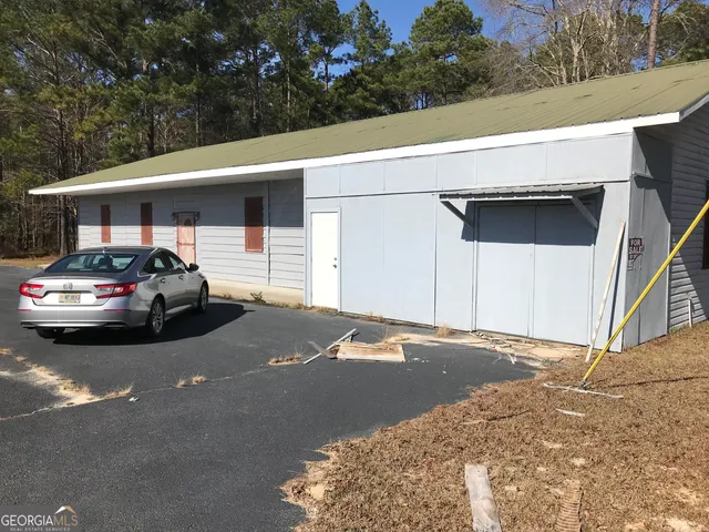 a car parked in front of a white house