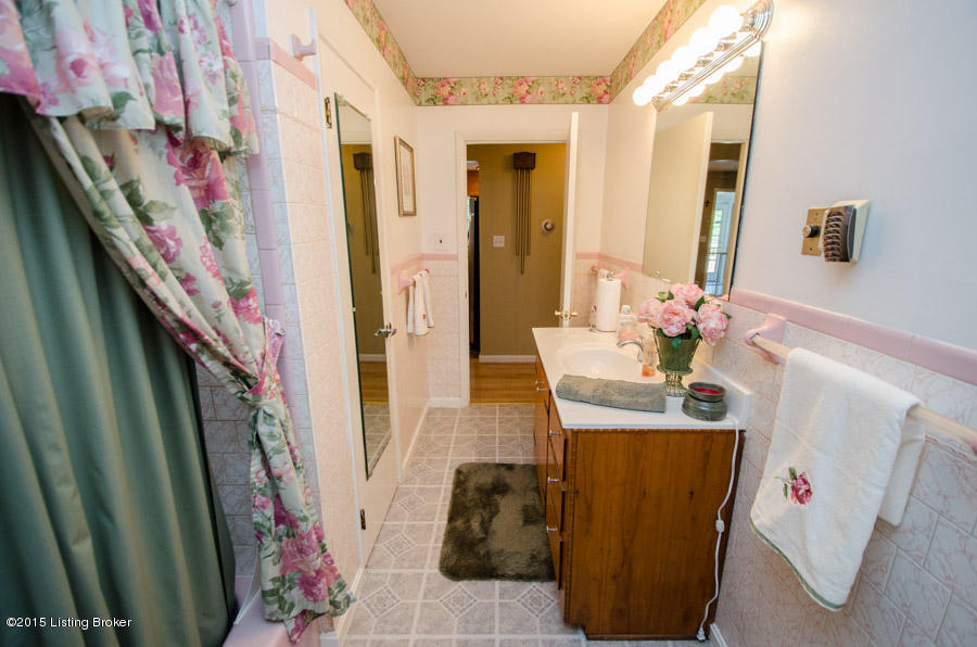 5304 Chenoweth Run Road Louisville, KY 40299 - Photo 20 of 66 Hall Bath