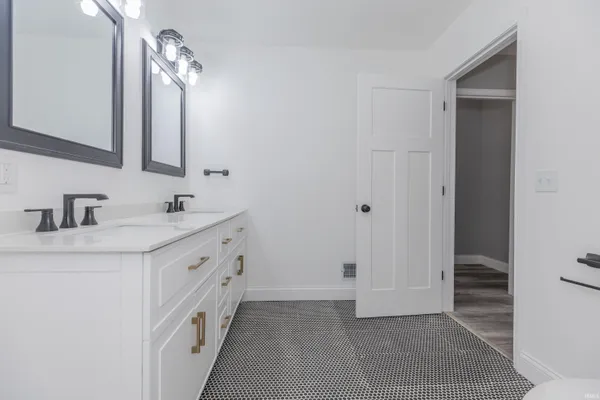 $359,900 | 2338 East Chandler Avenue, Evansville, IN 47714