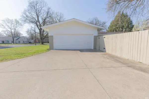 $359,900 | 2338 East Chandler Avenue, Evansville, IN 47714
