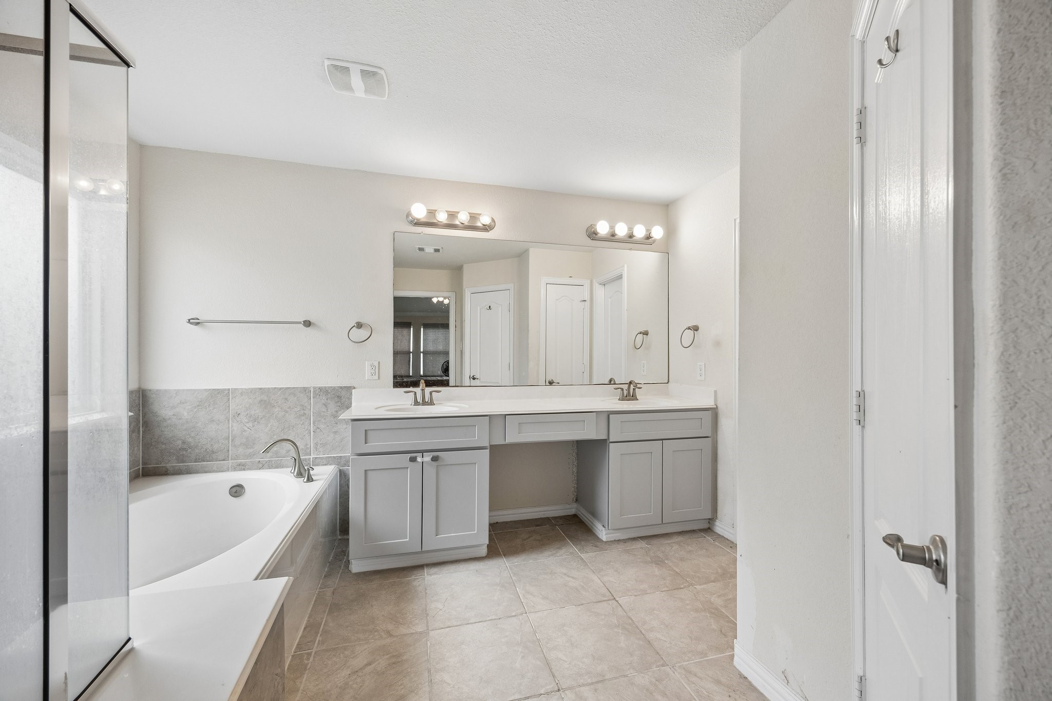 9707 Shimmering Lakes Drive Rosharon, TX 77583 - Photo 11 of 15 a large bathroom with a large tub and sink