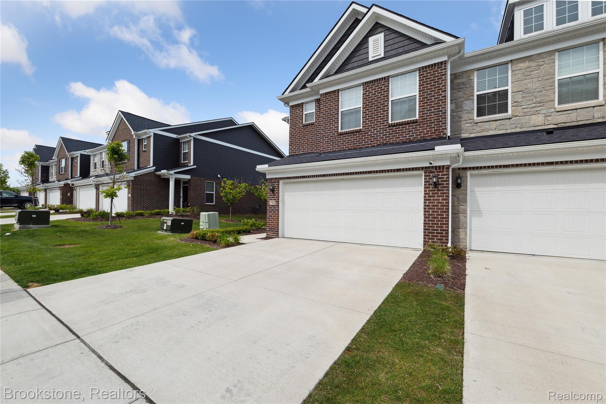 765 Hummingbird Drive Rochester, MI 48307 - Photo 4 of 47 04-765-Hummingbird-Dr-Rochester-Hills-MI-48307-WindowStill-45.jpg