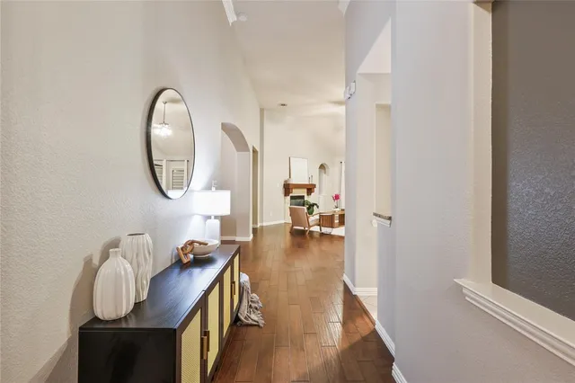 view of a livingroom with furniture and entryway